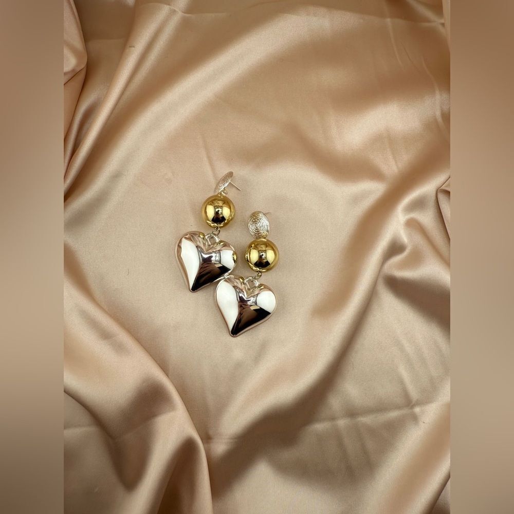 Lustrous Love: Sculptural Mixed-Metal Heart Statement Earrings Antropologie - Picture 9 of 10